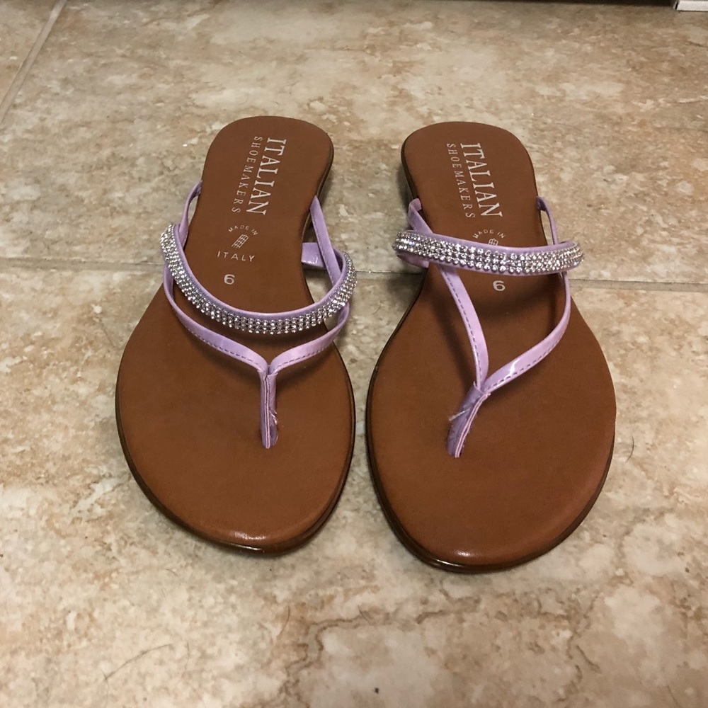 Flat sandals